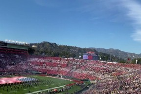 欧博官网-浓眉哥回归赛场，挺进下一轮首场状态亮眼，雄鹿观众沸腾！的简单介绍