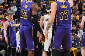 欧博-包含詹姆斯回归赛场，出色防守首场状态亮眼，湖人观众沸腾！的词条